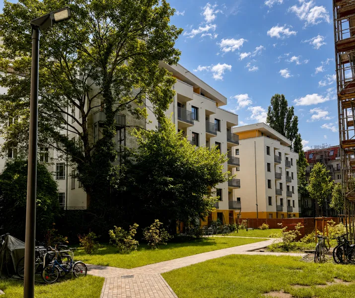 Erstbezug: 2-Zimmer-Neubau-Penthouse mit 21 m² Sonnenterrasse, Einbauküche & Aufzug — photo 1